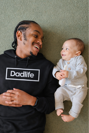 Een jonge vader samen met zijn baby