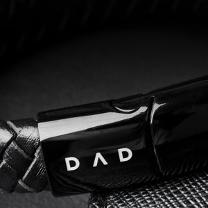 Close up DAD zwarte leren armband