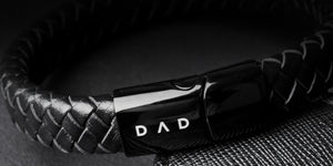 Close up DAD zwarte leren armband