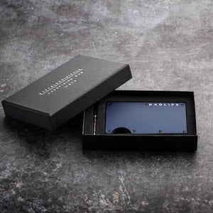 Blauwe DADLIFE cardholder op marmeren achtergrond – modern cadeau voor vader