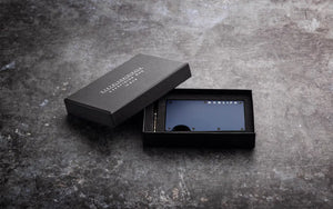 Blauwe DADLIFE cardholder op marmeren achtergrond – modern cadeau voor vader