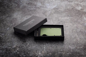 Diepgroene cardholder met gegraveerd DADLIFE-logo – premium vaderaccessoire