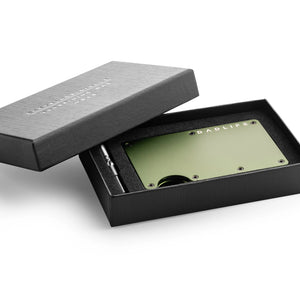 DADLIFE cardholder groen op witte achtergrond – elegant en praktisch cadeau voor vaders