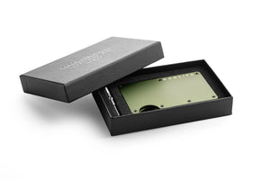 DADLIFE cardholder groen op witte achtergrond – elegant en praktisch cadeau voor vaders