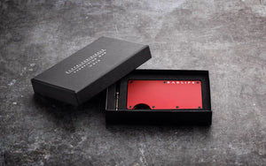 Rode DADLIFE cardholder op luxe stenen achtergrond – opvallend cadeau voor vaders