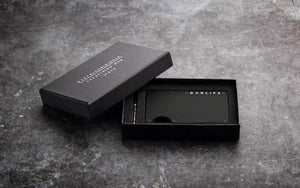Zwarte DADLIFE cardholder – aluminium pasjeshouder met RFID-bescherming