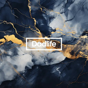 Dadlife logo op blauwe gouden marmeren achtergrond