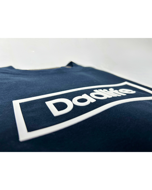 Dadlife siliconen logo close up op navy tshirt