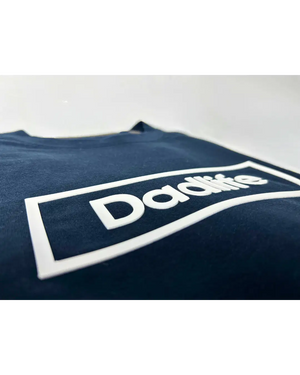 Dadlife siliconen logo close up op navy tshirt