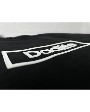 Dadlife siliconen logo close up op zwart tshirt