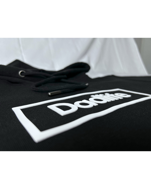 Dadlife siliconen logo closeup op zwarte trui