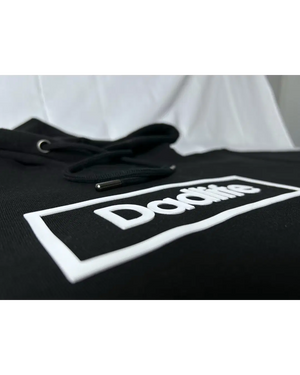 Dadlife siliconen logo closeup op zwarte trui