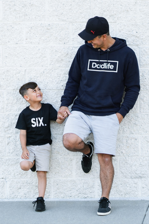 Papa samen met zijn zoon met navy blauw dadlife trui