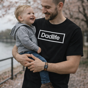 Trotse vader die zijn zoontje draagt, terwijl hij een zwart dadlife tshirt draagt
