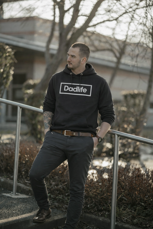 Trotse vader met grijze Dadlife trui