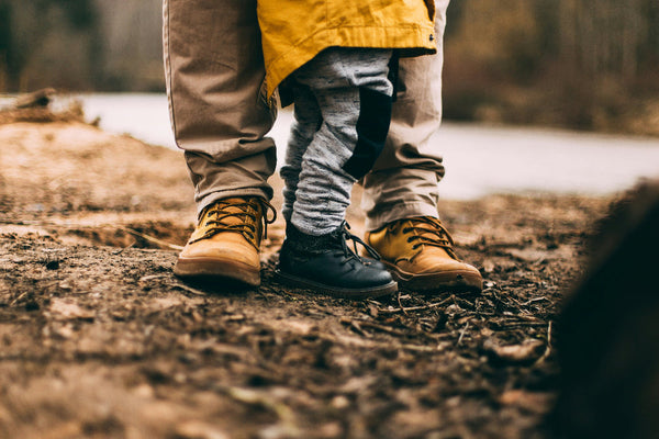 Vader en zoon wandelen in het bos